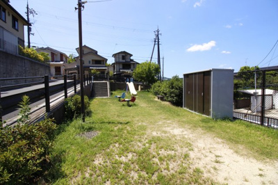【周辺】 | 伏見区醍醐勝口町　新築戸建 | 【児童公園】目の前にある児童公園は、道をはさんで2つのエリアに分かれています。スペースはあまり広くはないですが、お子様は楽しめそうです。。
