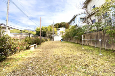 【周辺】 | 伏見区醍醐勝口町　新築戸建 | 【世界遺産 醍醐寺《南門》】徒歩8分に醍醐寺の南門があります。春は桜、秋は紅葉と四季折々の情緒が楽しめる贅沢なエリアです。