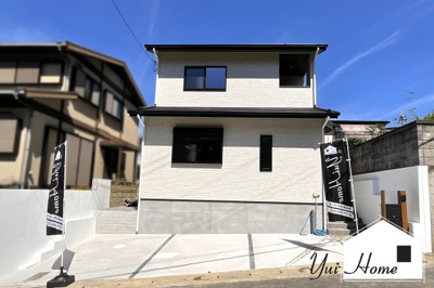 【外観】 | 伏見区醍醐勝口町　新築戸建 | 前道は6ｍと余裕のある道路幅(*´▽｀*)目の前に児童公園があり開放的で落ち着いた街並みで、保育園も徒歩3分と子育てしやすい環境です。