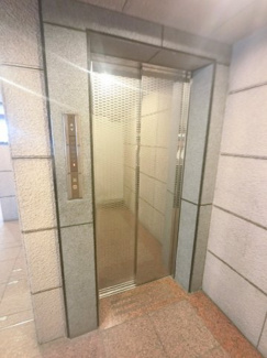 【その他共用部分】 | お買い物時やベビーカーの出し入れに便利なエレベーター付です。