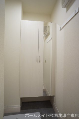 熊本市東区長嶺東８丁目のアパートの玄関