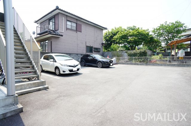 オーピュール城西の駐車場