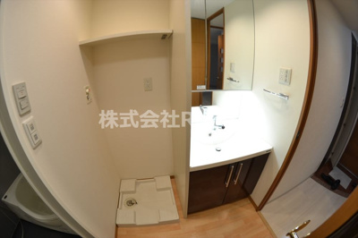 【独立洗面台】 | レインボーコート谷町五 | 朝の支度にも助かる、独立の洗髪洗面化粧台