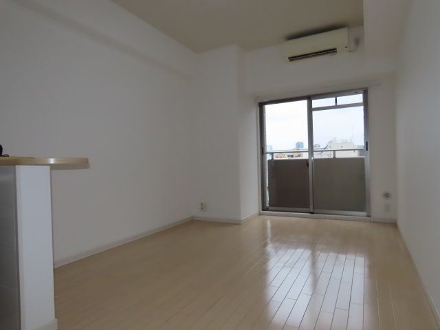 サムティ大阪WESTグランジールの居間・リビング