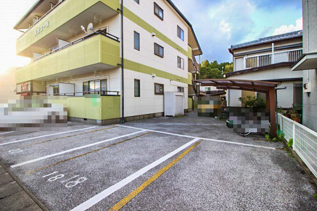 澤村コーポの駐車場|車をお持ちの方に嬉しい駐車場付きの物件です