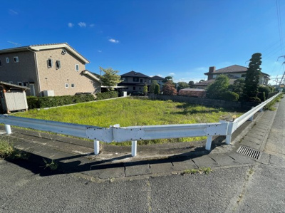 【前面道路含む現地写真】 | 桜川市富士見台1060万円売地 | 土地北側から撮りました。北側は高低差があるので南側からが出入り口になります。