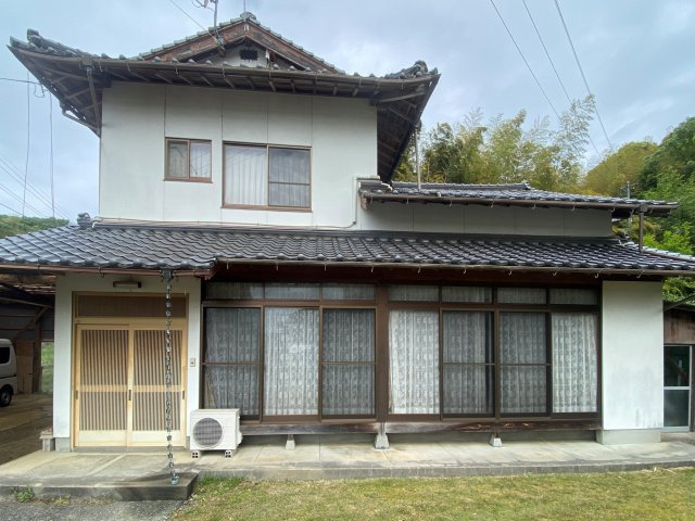 東福町　戸建ての外観|向かって左に屋根付き駐車場あり。右側にも外部収納があります。