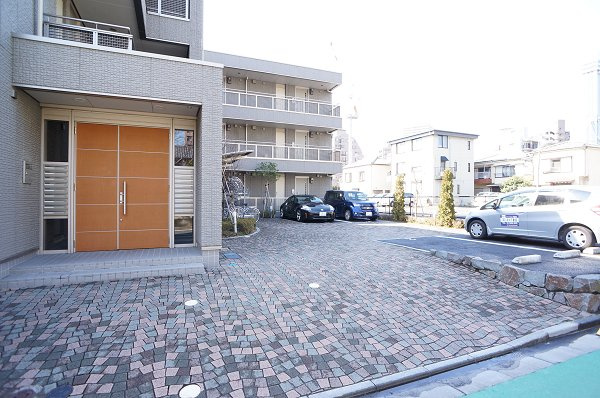 メゾンきみの駐車場|エントランス～駐車場♪