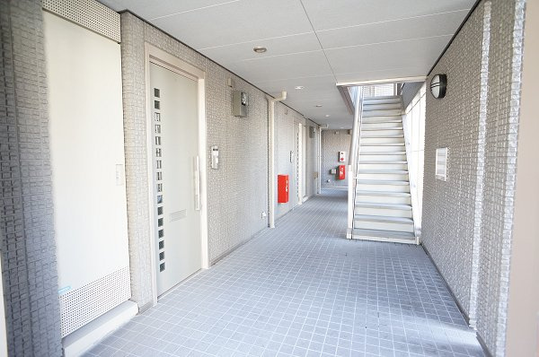 メゾンきみのエントランス|エントランスホールも広くゆとりのあるつくりです♪