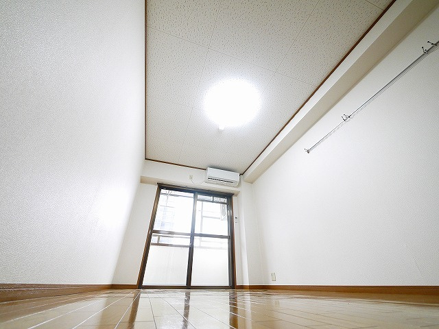 パルスコート新大宮の洋室|落ち着いた色調の洋室です