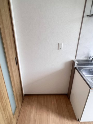 【その他】 | 安藤ハイツ | キッチンの横に冷蔵庫を置くスペースも確保してあります。
