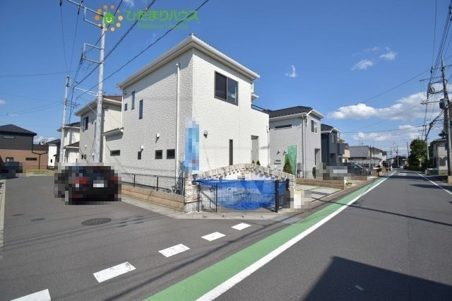 北本市中丸3丁目　中古一戸建ての前面道路含む現地写真|角地につき通風良好！