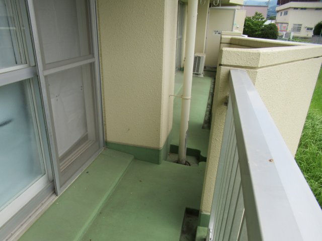 ビレッジハウス吉原1号棟のバルコニー