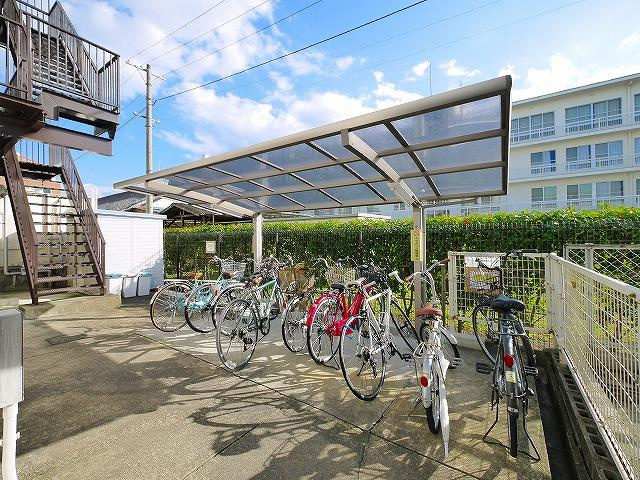 エクセレント天理のその他共用部分|駐輪場は屋根付きで雨にも安心です