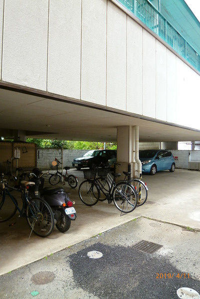 アザレアハイツ蒲池の駐車場