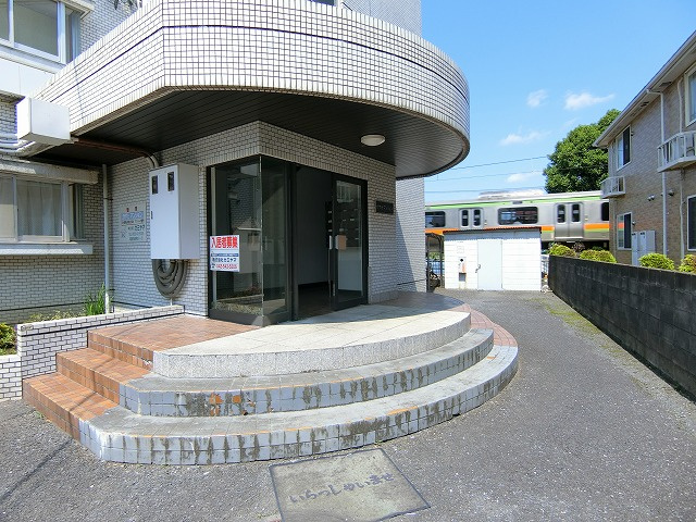 かやとマンションのエントランス