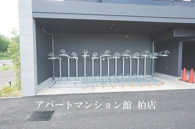 インフィニット　カンワの駐車場