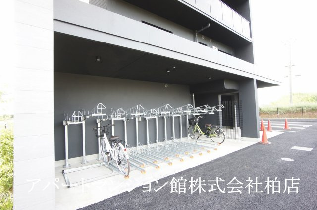 インフィニット　カンワの駐車場