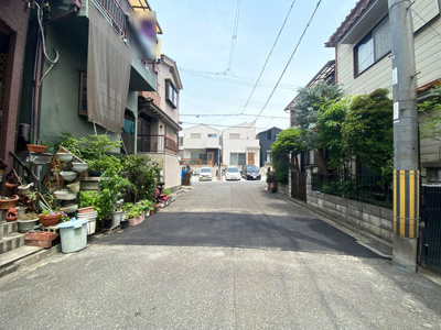 【前面道路含む現地写真】 | 中野２丁目中古一戸建 | 前面道路幅員　北側約4.0ｍです。