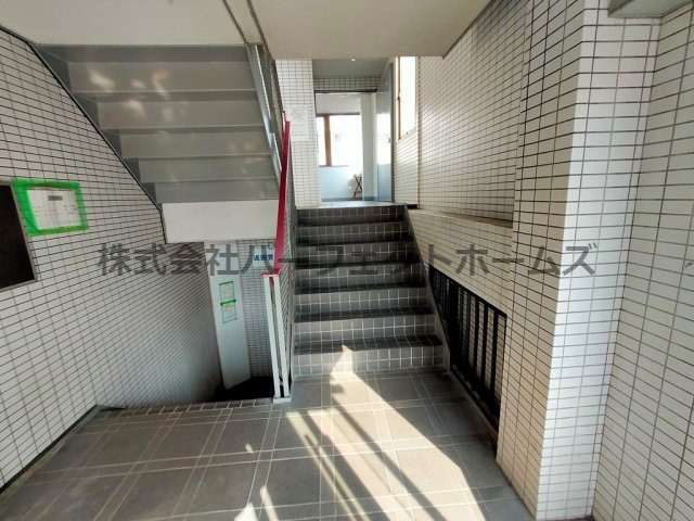 MAYUMIグランデール中宮のエントランス