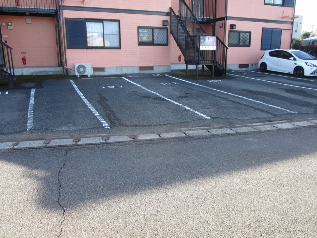 六田鮮度市場とコスモス近くの物件の駐車場