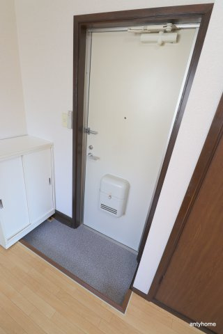 ハイツパイン　仲介手数料無料の玄関