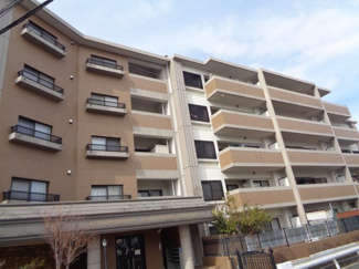 【外観】 | 学校が近く、通学に便利な立地です。徒歩圏内に買い物施設も充実しています。
敷地内駐車場空きありなので、車をお持ちの方でも安心です♪