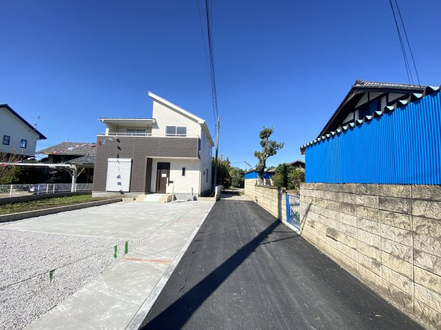 新築　渋川市半田第4　1号棟の前面道路含む現地写真|現地写真　南側接道幅員約3.4ｍ　東側接道幅員約2.9ｍ