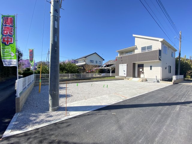 新築　渋川市半田第4　1号棟の駐車場|現地写真　 駐車スペース広々！建物東側に並列で4台置けます♪					
