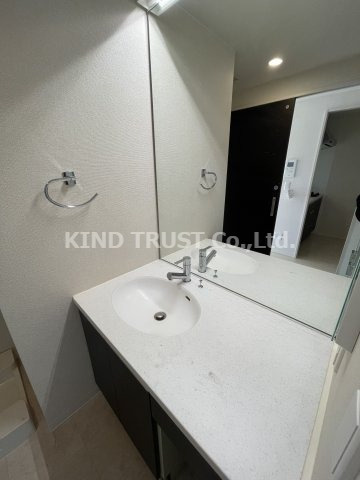 Y’sCourt 東梅田の洗面所|明るい洗面所です