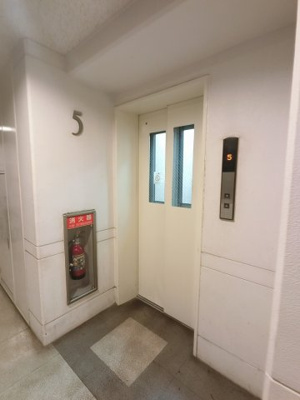【その他共用部分】 | プリメージ桜木町 | お買い物時やベビーカーの出し入れに便利なエレベーター付です。