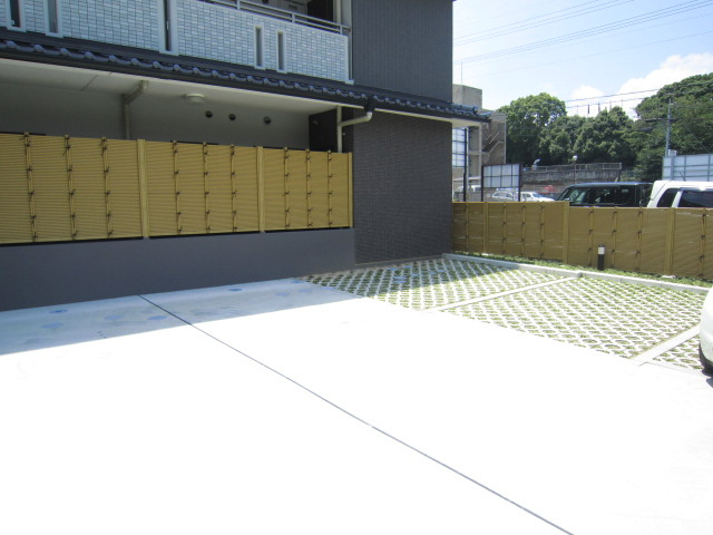 メゾンデラプラスの駐車場