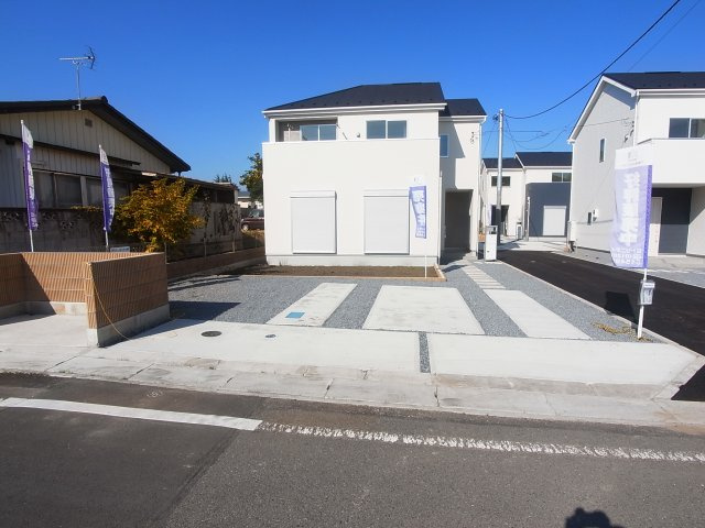 新築　渋川市石原21-1期　LIGNAGE　3号棟の駐車場|現地写真　駐車スペースは建物南側に並列3台分可能です！
