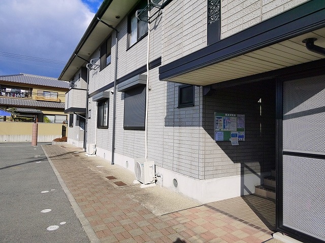 ラフィーネ西大寺のエントランス|ゆとりのあるエントランスです