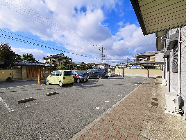ラフィーネ西大寺の駐車場|駐車スペースもあります