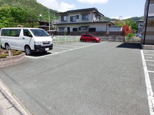 ティアラ福の神の駐車場