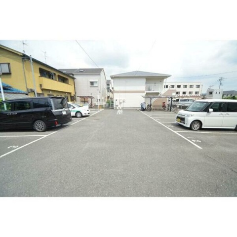 エステートピアコーワの駐車場