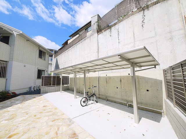 四季の風　B棟のその他共用部分|屋根付き駐輪場スペース完備です