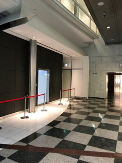 【エントランス】 | シックな雰囲気に綺麗にリニューアル工事されました！