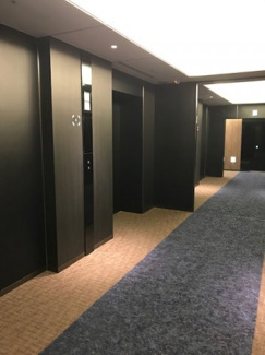 【その他共用部分】 | エレベーター前は黒基調でデザイン性が高いです