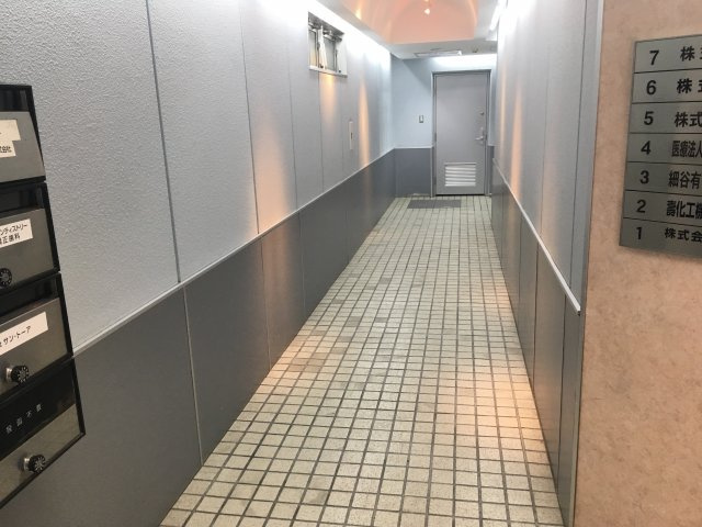佑昌ビルのエントランス