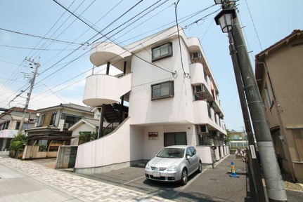 タイル張りでオシャレな外観