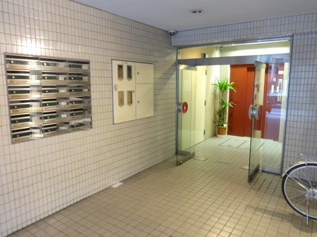 石山ビルのエントランス