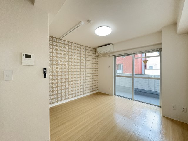 石山ビルの洋室
