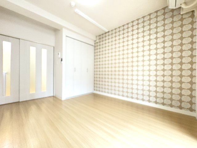 石山ビルの洋室