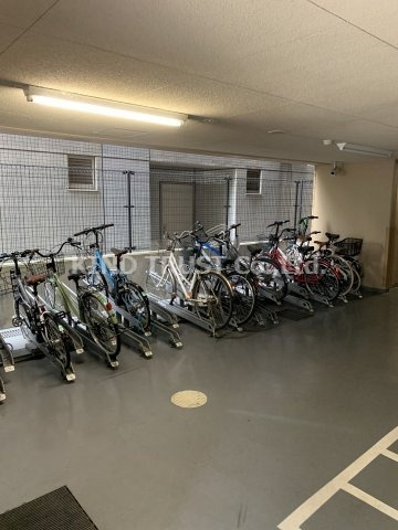 エステムプラザ梅田扇町公園パークランドのその他共用部分|屋根付き駐輪場です