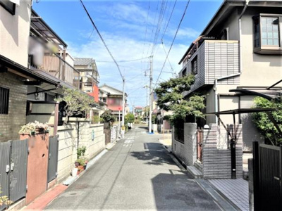 【前面道路含む現地写真】 | 西楠の里町中古一戸建 | 前面道路幅員西側約4ｍです。車通りも少ないので静かに暮らせます！