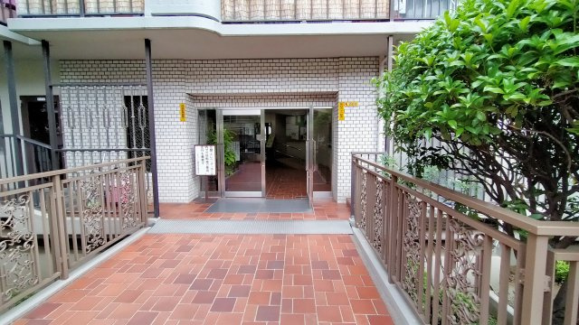 ネオコーポ鶴見緑地のエントランス|綺麗なエントランスです。