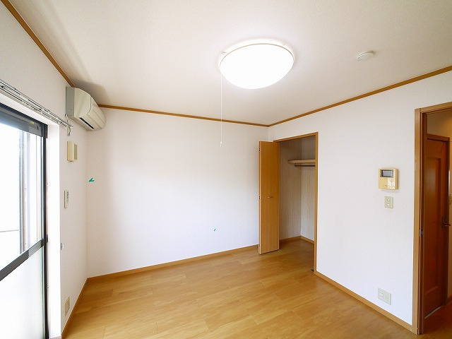メゾン・ド・佐保の寝室|明るい日差しが入るお部屋です。