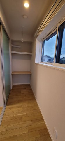 ラックメゾンの内装|書斎です！デスクと室内物干しが付いています！